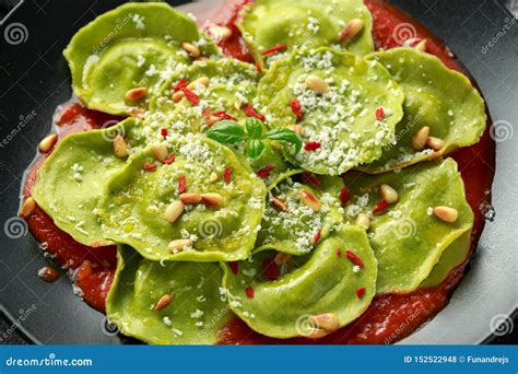 Pastas Italianas De Los Raviolis Rellenas Con Pesto De La Albahaca