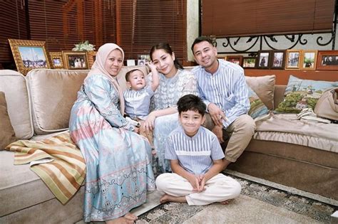 SINDO Hi Lite Lebaran Raffi Ahmad Dan Nagita Slavina Sungkem Ke Sus Rini