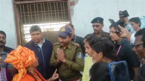 शराब दुकान पर साध्वी प्रज्ञा का चला हथौड़ाः पुलिस हाथ जोड़ते नजर आई