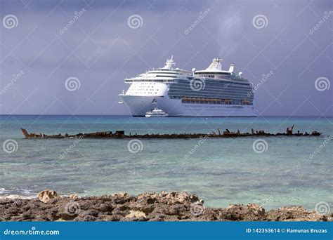 Grand Cayman Island Ships Stock Photo Image Of Travel 142353614