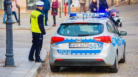 Poznań Kierowca potrącił policjanta kierującego ruchem i odjechał