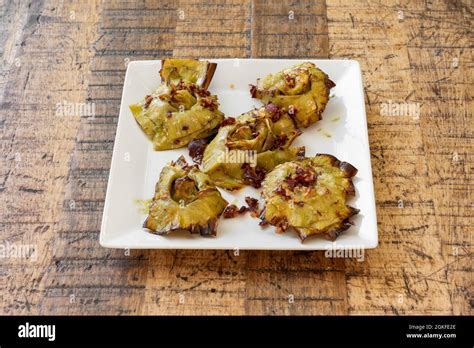 Plat Espagnol Typique De Fleurs D Artichaut Frites Avec Des Cubes De