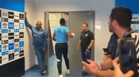 VÍDEO Após ser vaiado pela torcida do Grêmio Adriel joga camisa no