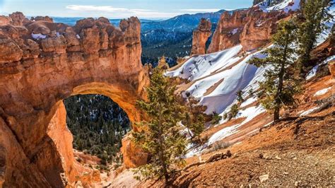 Łuk skalny Natural Bridge w Parku Narodowym Bryce Canyon Utah road