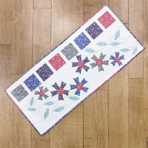 Floral Appliqué Table Runner Step by Step Patchwork Centre