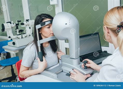 Optometrist Est Haciendo Topograf A Corneal Examen Corneal Cl Nica