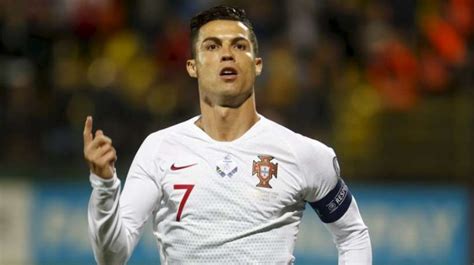 Cristiano Ronaldo honoré d avoir été sacré meilleur joueur du siècle