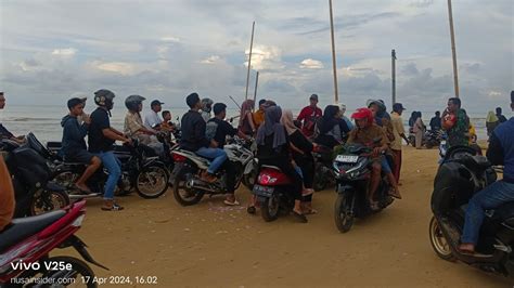 Jutaan Manusia Padati Lebaran Ketupat Dipantai Lombang Begini