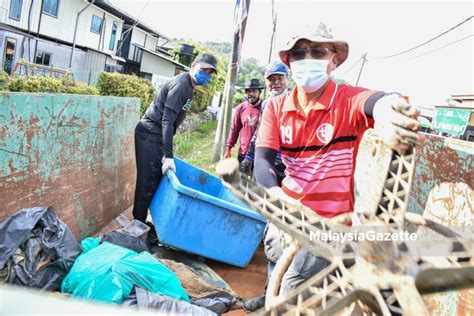 Gotong Royong Penduduk Kampung Dato Abu Bakar Baginda Bersihkan Sungai