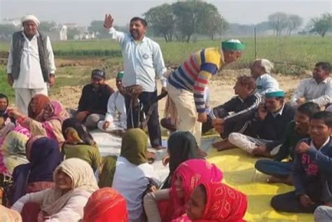 Demonstration Demanding Compensation In Greater Noida ग्रेटर नोएडा