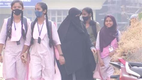 Hijab Row హిజాబ్ ను తీయ‌డానికి విద్యార్థుల నిరాక‌ర‌ణ‌ మ‌ధ్య‌ప్ర‌దేశ్