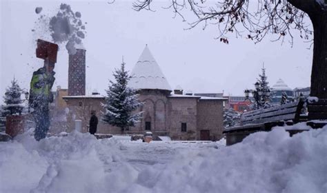 Erzurum da dün geceden itibaren etkili olmaya başlayan kar yağışı başta