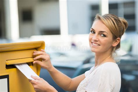 Mulher Inserindo Carta Na Caixa De Correio Foto De Stock Imagem De