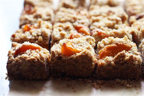 Apricot Oat Bars – HonestlyYUM