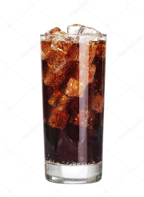 Copa de coca cola vaso con cubitos de hielo aislado sobre fondo blanco