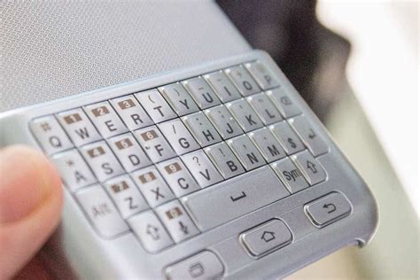 Samsung Unveils A QWERTY Keyboard Case That Attaches On Top