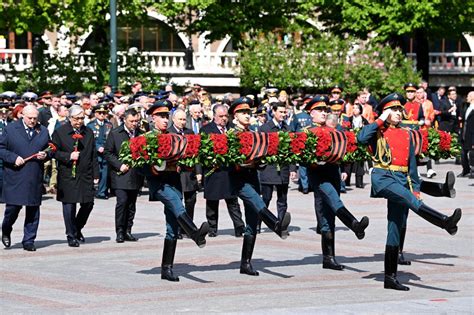 Putin's Victory Day Parade flops as just single tank drives down Red ...