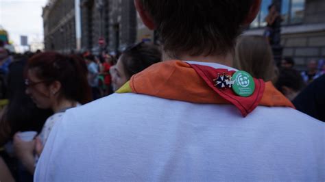 Avec les scouts qui manifestent à la Gay Pride StreetPress