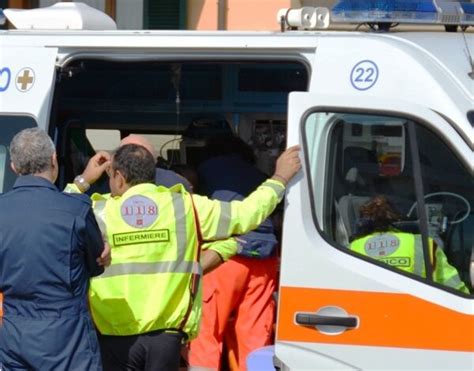 Con Lauto Contro Un Albero Muore Enne A Cecina Livorno