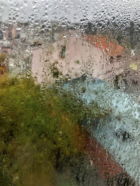 Fondo Con Gotas De Lluvia En Ventana Como Una Pintura Imagen De Archivo