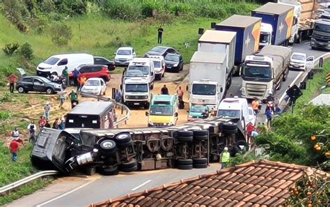 Carreta Carregada De Soja Tomba E Bloqueia Trânsito Sentido Sp Na