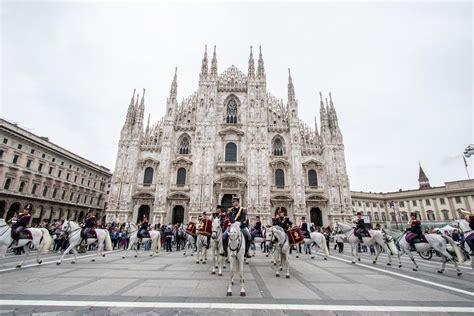 La Fanfara A Cavallo Della Polizia Sfila Per Le Strade Di Milano FOTO