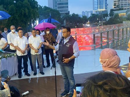 Anies Resmikan Halte Transjakarta Bundaran Hi