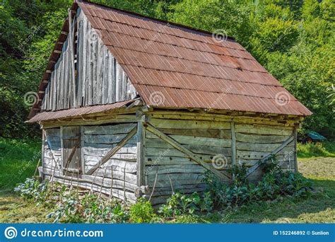 Uma Casa Abandonada De Madeira Velha Foto De Stock Imagem De Casa