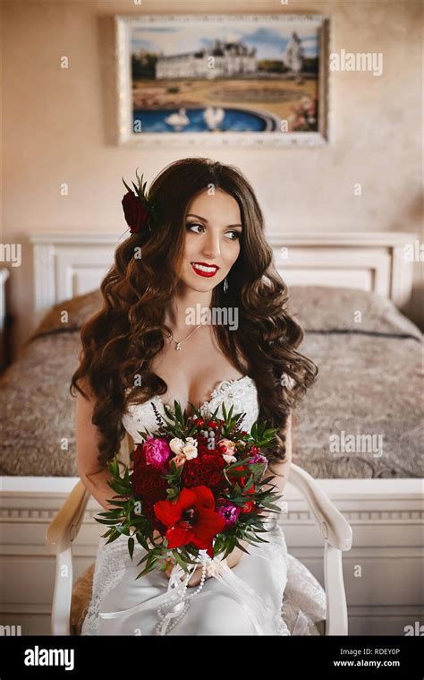 Modèle chic et belle brunette girl avec un miroir lumineux et avec un sourire brillant dans une