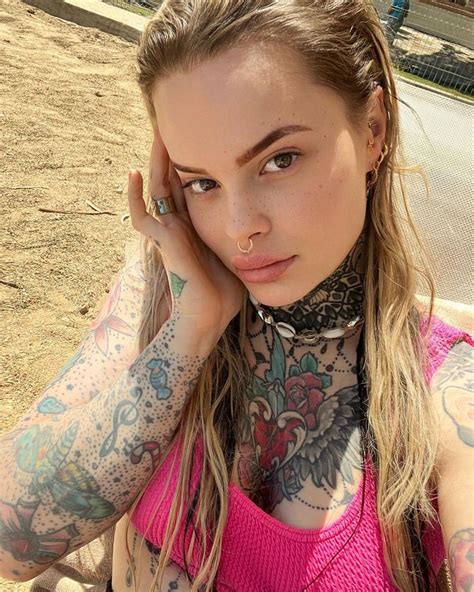 Ludzie Zareagowali Na Widok Pokrytej Tatua Ami Moniki Miller Na Pla Y Pokaza A Si W Samym Bikini