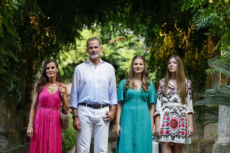 La Primera Foto De Los Reyes Con Sus Hijas En Mallorca Es Una Manera