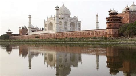 Yamuna Water Reaches Walls Of Taj Mahal 45 साल में पहली बार ताजमहल की