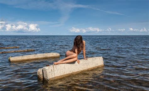 Donna Nuda Che Sta Facendo Il Bagno In Mare Fotografia Stock Immagine