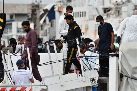 Migranti In 200 Approdati A Messina Con Una Nave Della Guardia