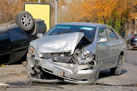 Dos Coches Arruinan Despu S Del Accidente Serio Del Desplome Choque