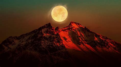 Moonrise Over a Mountain Live Wallpaper