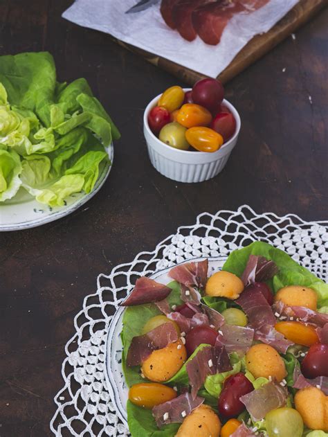 Salade dété au melon et prosciutto fumé Petit biscuit gros gâteau