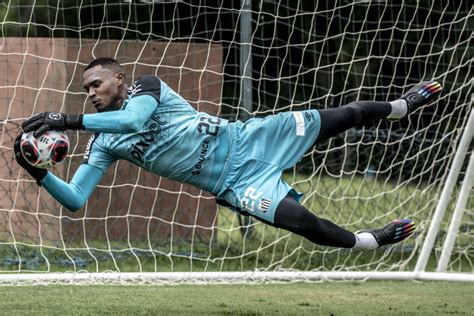 Inter Encaminha Venda De Daniel E Busca Goleiro John Do Santos