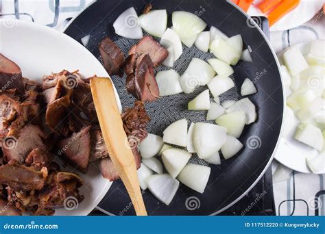 Cocinero Que Pone La Rebanada De Lengua Del Cerdo Para Criticar Foto De