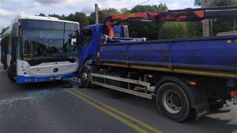 Rybnik Zderzenie Autobusu Komunikacji Miejskiej Z Ci Ar Wk