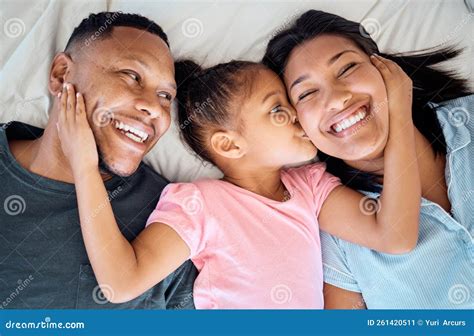 Feliz Beso Familiar Y Cama Con Una Madre Y Un Padre Con Una Sonrisa