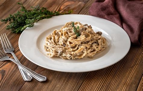 Tagliatelle Con Champi Ones Porcini Y Salsa Cremosa Foto Premium