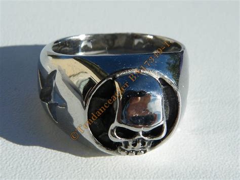 Bague Pur Acier Inoxydable Argenté Chevalière Skull Tete de Mort Ronde