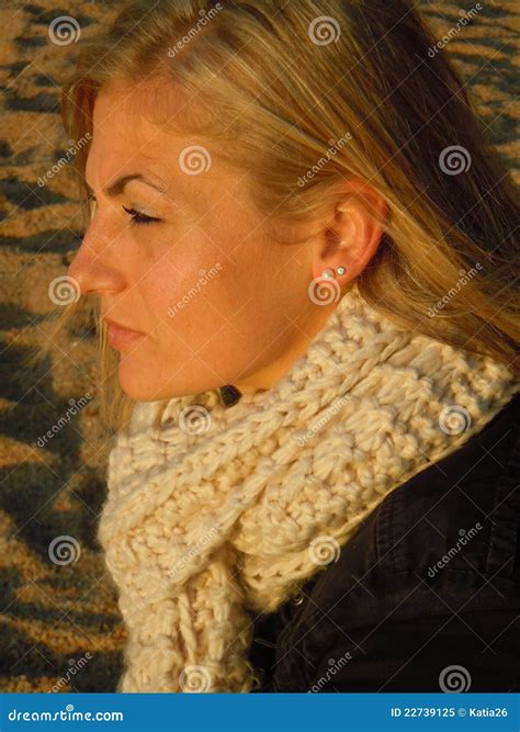 Jeune Femme Seule Image Stock Image Du Fille Blonde