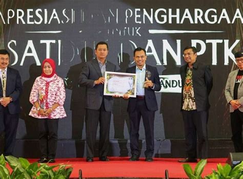 Pemkot Bandung Beri Penghargaan Kepada Satuan Pendidikan Dan PTK