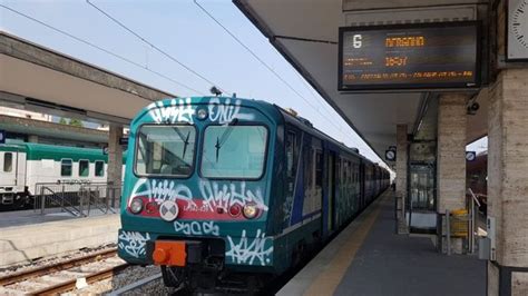 Viaggiava In Treno Senza Biglietto Donna Aggredisce Poliziotto Fuori