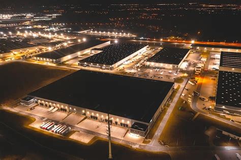 Vue aérienne d un entrepôt de marchandises la nuit De nombreux