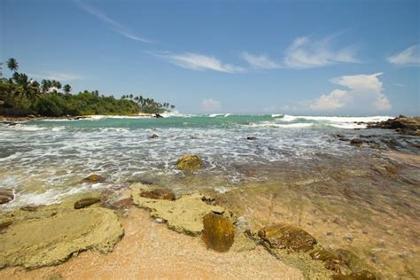 Praia paradisíaca rochas Tangalle ao sul do Sri Lanka Foto Premium