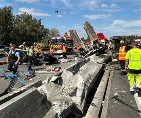 Drame Sur LA7 Un Camion Transportant Un Char Fait Une Chute De