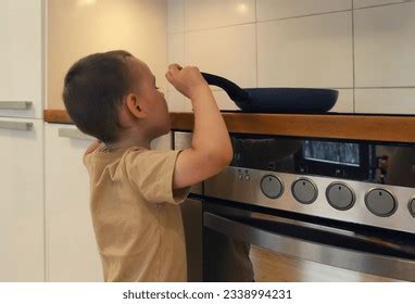 touching hot pan royalty  images stock